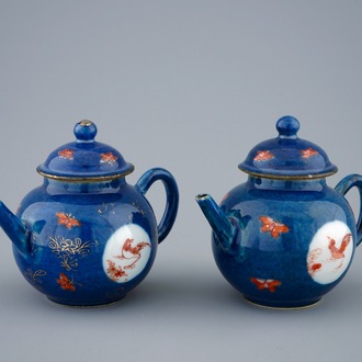Une paire de théières miniatures à fond bleu poudré à décor de coqs, Kangxi