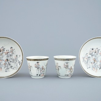 A pair of Chinese grisaille and gilt cups and saucers with immortals, Qianlong, 18th C.