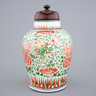 Un vase en porcelaine de Chine wucai aux chiens de fo, époque Transition, 1620-1683