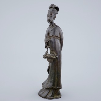 Een Chinese bronzen figuur van een dame met bloemenmand, 18/19e eeuw