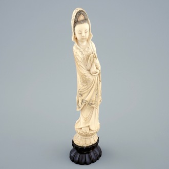 Une figure de Guanyin en ivoire sculpté sur socle en bois, 19ème