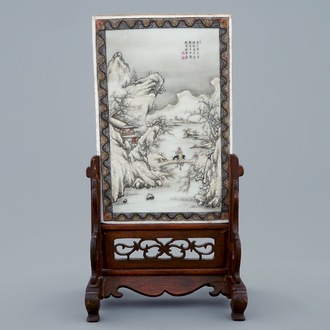 Un écran de table avec inscription en porcelaine de Chine qianjiang cai, 20ème