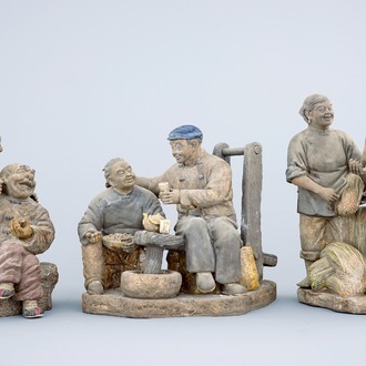 Een lot van 3 grote gesigneerde groepen in deels geglazuurd Chinees Shiwan aardewerk, 20e eeuw