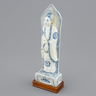 Un modèle de Guanyin en porcelaine de Chine bleu et blanc, prob. Wanli, Dynastie Ming