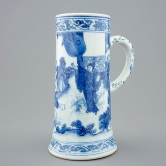 Une chope en porcelaine de Chine bleu et blanc, époque Transition, 1620-1683