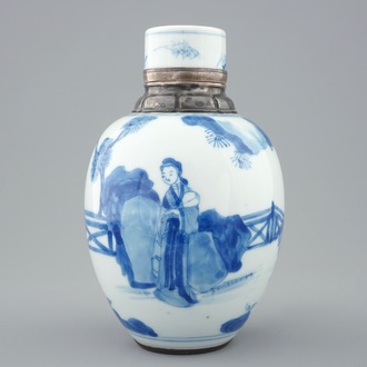 Une boîte à thé en porcelaine de Chine bleu et blanc montée en argent, Kangxi