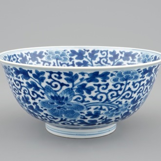Un bol en porcelaine de Chine bleu et blanc aux pivoines, marque et époque de Qianlong