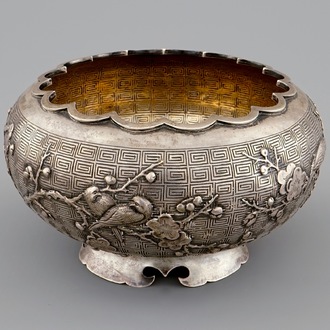 Een Chinese zilveren kom op voet, gemerkt Wang Hing, 19e eeuw