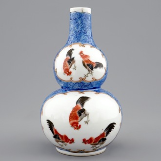 Un vase de forme double gourde aux coqs en porcelaine de Chine au fond bleu, 18/19ème