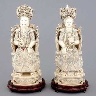 Een groot paar Chinese ivoren keizersfiguren op troon op houten sokkel, ca. 1900