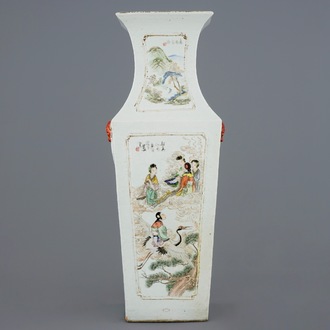 Un vase rectangulaire en porcelaine de Chine qianjiang cai aux immortels et paysages, 19/20ème