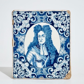 Een blauw-witte Delftse plaquette met het portret van Koning Willem III, ca. 1690
