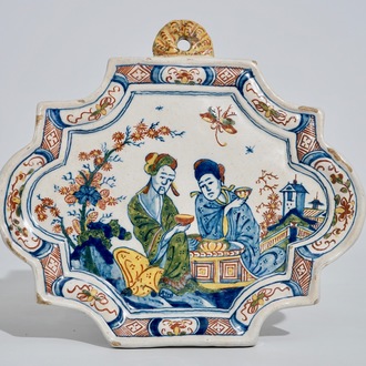 Een polychrome Delftse plaquette met Chinese theedrinkers, 18e eeuw