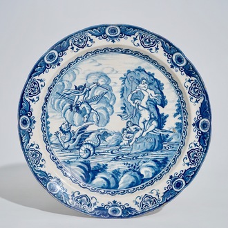 Un plat mythologique "Persée et Andromède" en faïence de Delft bleu et blanc, vers 1700
