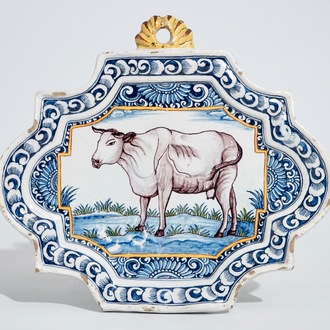 Een polychrome Delftse plaquette met een koe, 18e eeuw