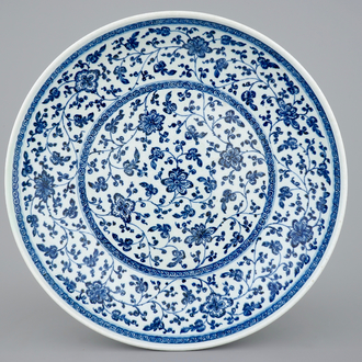 Un plat en porcelaine de Chine de style Ming en bleu et blanc à décor floral, Yongzheng/Qianlong