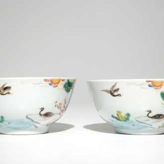 Une paire de bols en porcelaine de Chine famille rose, marque de Guangxu, 20ème