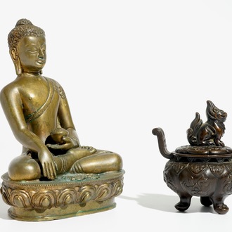 Een Chinese verguld bronzen Boeddha en een kleine wierookbrander, 19e eeuw
