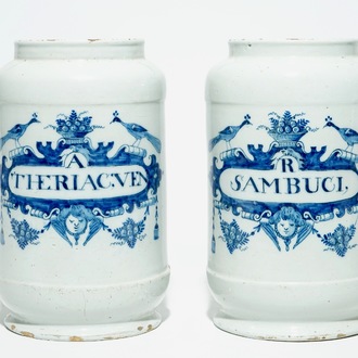 Une paire de grands pots de pharmacie en faïence de Delft bleu et blanc, 18ème