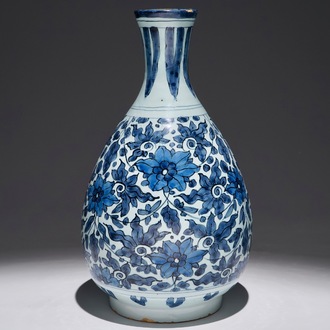 Un vase bouteille en faïence de Delft à décor de style Ming, fin du 17ème