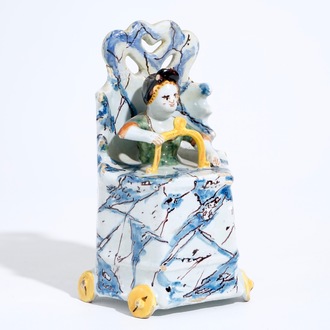 Un groupe d'un enfant assis sur une toilette en faïence de Delft polychrome, 18ème