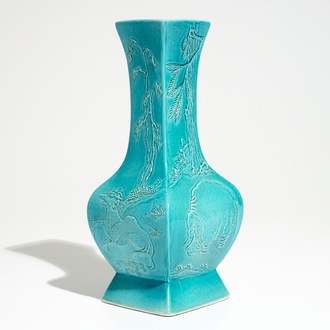 Un vase en porcelaine de Chine monochrome turquoise à décor appliqué d'animaux, 19/20ème