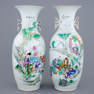 Deux vases en porcelaine de Chine famille rose aux personnages et enfants, 19/20ème