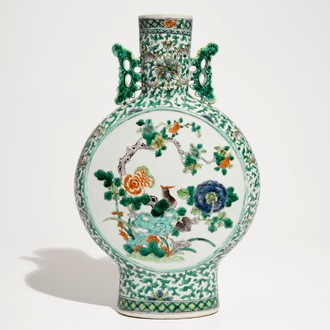 Une bouteille flasque en porcelaine de Chine famille verte, 19ème