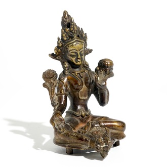 Une statuette de Tara verte (Syamatara) en bronze doré sino-tibétaine, 17/18ème