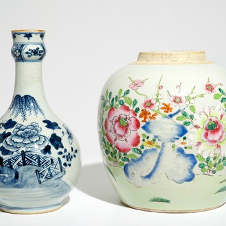 Un pot à gingembre en porcelaine de Chine famille rose et une bouteille en bleu et blanc, Qianlong/Jiaqing