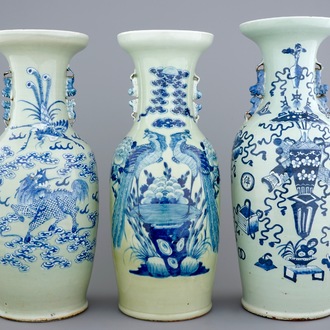 Een lot van drie grote Chinese vazen met blauw-wit decor op celadon ondergrond, 19e eeuw