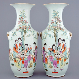 Une paire de vases en porcelaine de Chine famille rose aux dames dans un jardin, 19/20ème