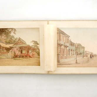 Een foto-album met 50 handingekleurde albumine foto’s in originele presentatiedoos, 19e eeuw, Japan