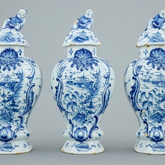 Een blauw-witte driedelige Delftse garnituur met chinoiserie landschappen, 18e eeuw