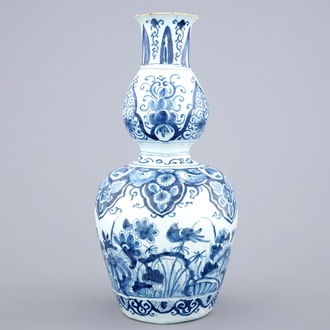 A Dutch Delft blue and white double gourd vase, 17/18th C.