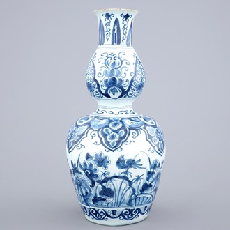 Een blauw-witte Delftse dubbele gourde vaas, 17/18e eeuw