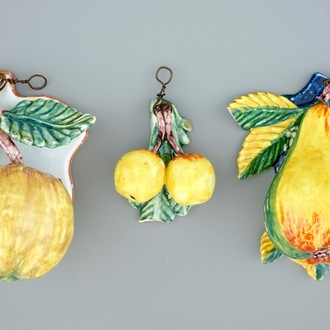 Een set van drie stukjes polychroom Delfts fruit, 19e eeuw