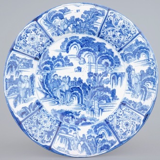 Un très grand plat en faïence de Delft bleu et blanc de style chinoiserie, fin du 17ème