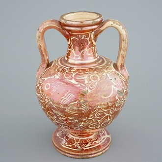Un vase lustré hispano-moresque en forme d'amphore, Espagne, 16/17ème