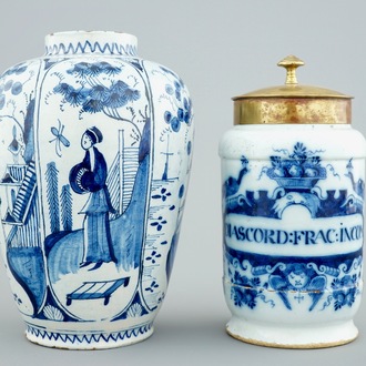 Een blauw-witte Delftse apothekerspot met koperen deksel en een chinoiserie vaas, 18e eeuw