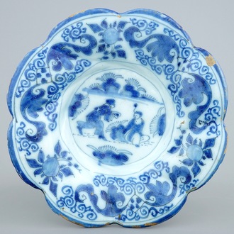 Une assiette torsadée en faïence de Delft bleu et blanc à décor chinoiserie, 17ème