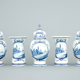 Une garniture de cinq vases en faïence de Delft bleu et blanc, 18ème