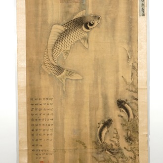 Un rouleau chinois peint à décor de carpes et calligraphie, 19ème ou avant