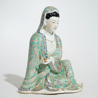 Een Chinese famille rose figuur van een zittende Guanyin, 19e eeuw