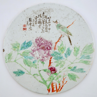 Een ronde Chinese qianjiang cai plaquette, 19/20e eeuw