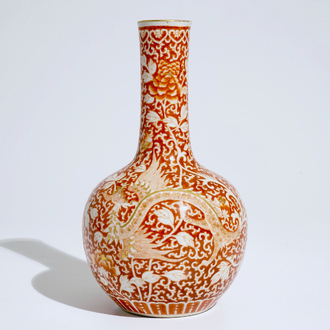 Un vase bouteille aux phénix en porcelaine de Chine en rouge de fer et doré, Guangxu, 19/20ème