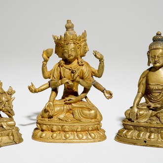 Un ensemble de trois figures de Tara et Bouddha en bronze doré, 18/19ème