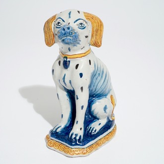 Een polychrome Delftse figuur van een zittende hond, 18e eeuw