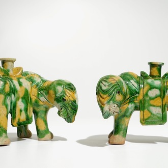 Une paire de brûle-parfums en forme d'éléphants de type épinards et oeuf, Chine, Kangxi