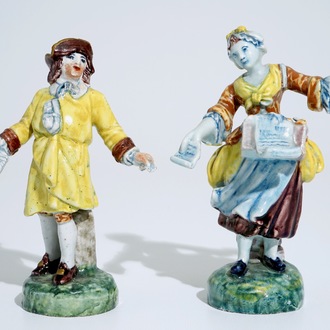 Une paire de figures polychromes de marchands de journaux dans le style de Delft, Nord de la France, 19ème